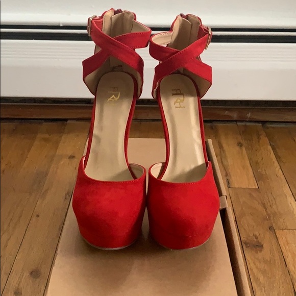 Never worn platforms - Picture 1 of 5